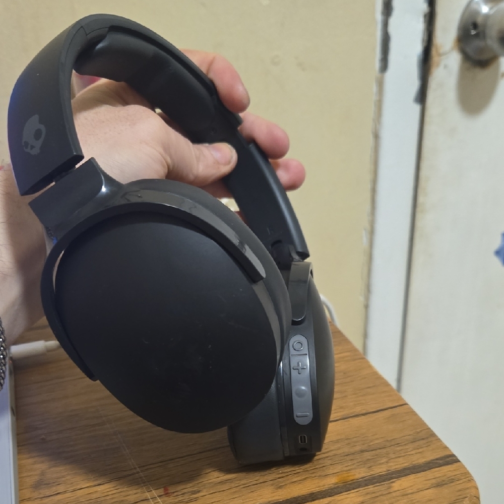 Skullcandy Matte Black Wireless Over-Ear Headphones Hesh